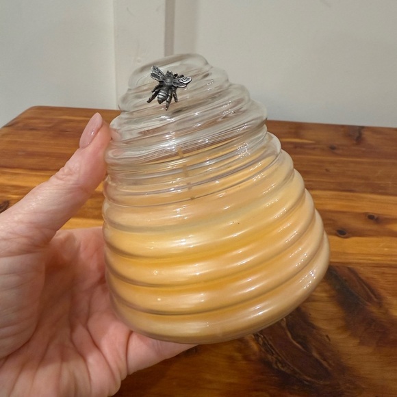 NEW Vintage PartyLite Beehive Shaped Honey Scented Candle with Bee Accent - Picture 3 of 5